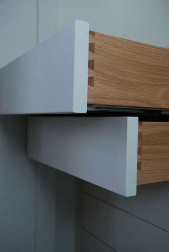 Sinkad låda med ”laxstjärtsmetoden” i en minibyrå som är inbyggd i en garderob.